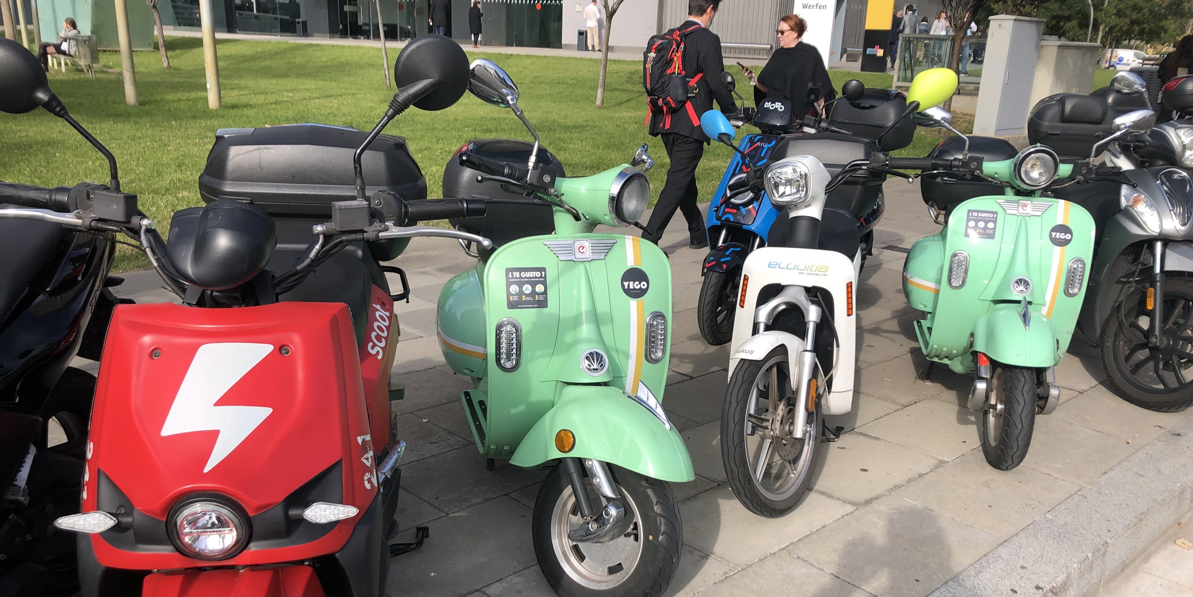 Available in montebianco white or shiny black, the 946 showcases elegant, modern lines while clearly paying homage to vespa’s past. Shared Mobility Services Battle Royale In Barcelona Shared Micromobility