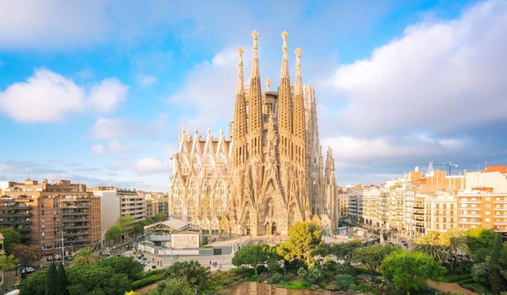 32+ Barcelona Travel Guide